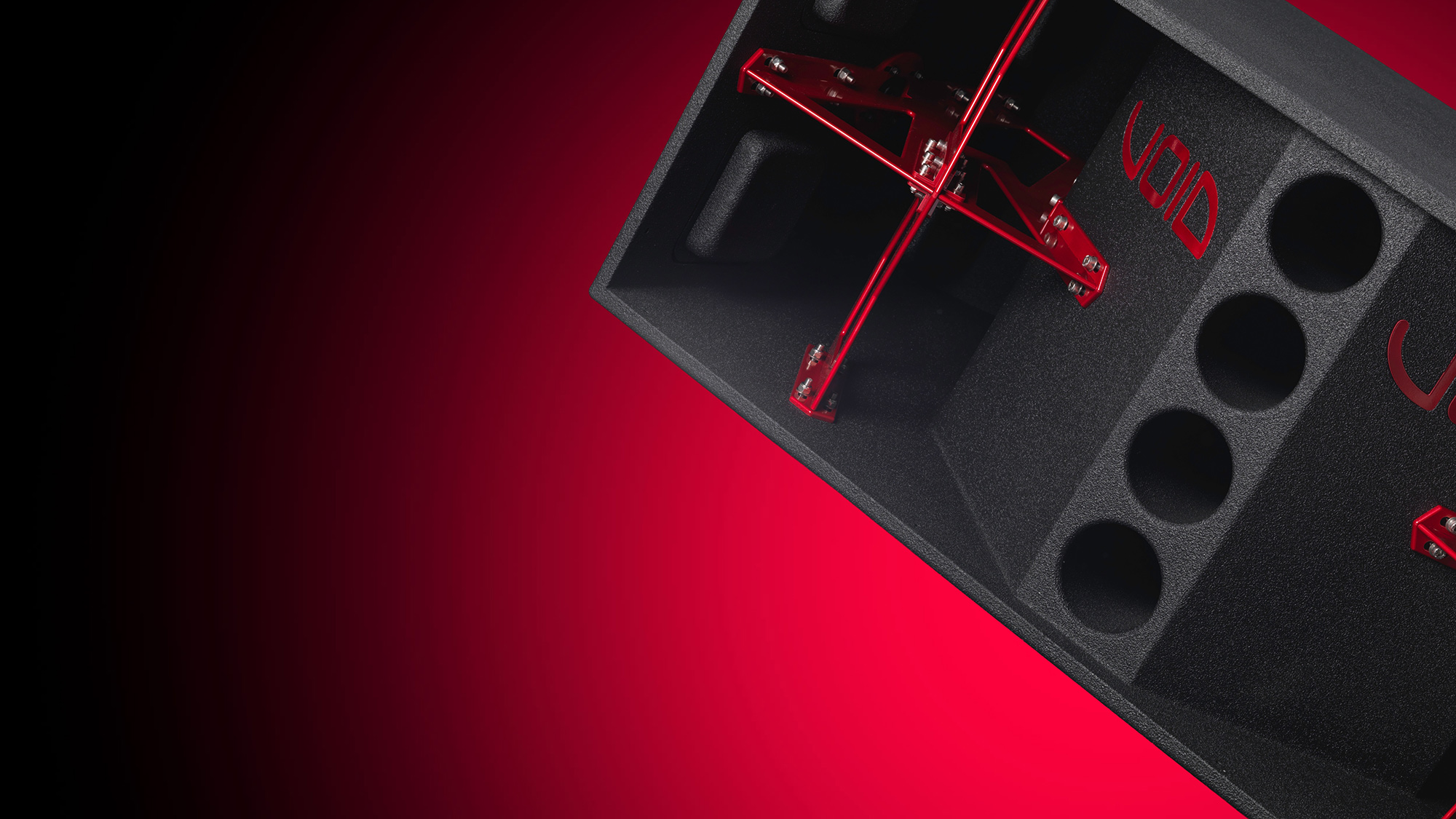 Sistem de sunet Void Acoustics pe scenă, în lumini roșii
